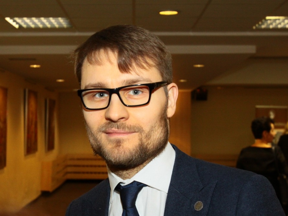 „Ukmergės savivaldybė jau praėjusiais metais tarybos sprendimu yra priėmusi susitarimą dėl paslaugų teikimo ir galimo įstaigos reorganizavimo. Bet, kaip juokaujame, vedybų sutartis buvo pasirašyta tik jaunikio. Jaunoji vis dar intensyviai galvoja“, - sako premjero patarėjas sveikatos klausimams Paulius Gradeckas.