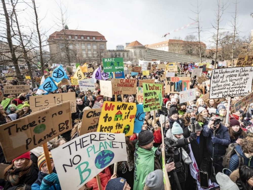 Pasaulyje vyksta judėjimo „Fridays for future“ (Penktadieniai už ateitį) protestai, kuriuose stengiamasi atkreipti dėmesį į neveiksnumą, sprendžiant vis aktualėjančią klimato kaitos problemą.