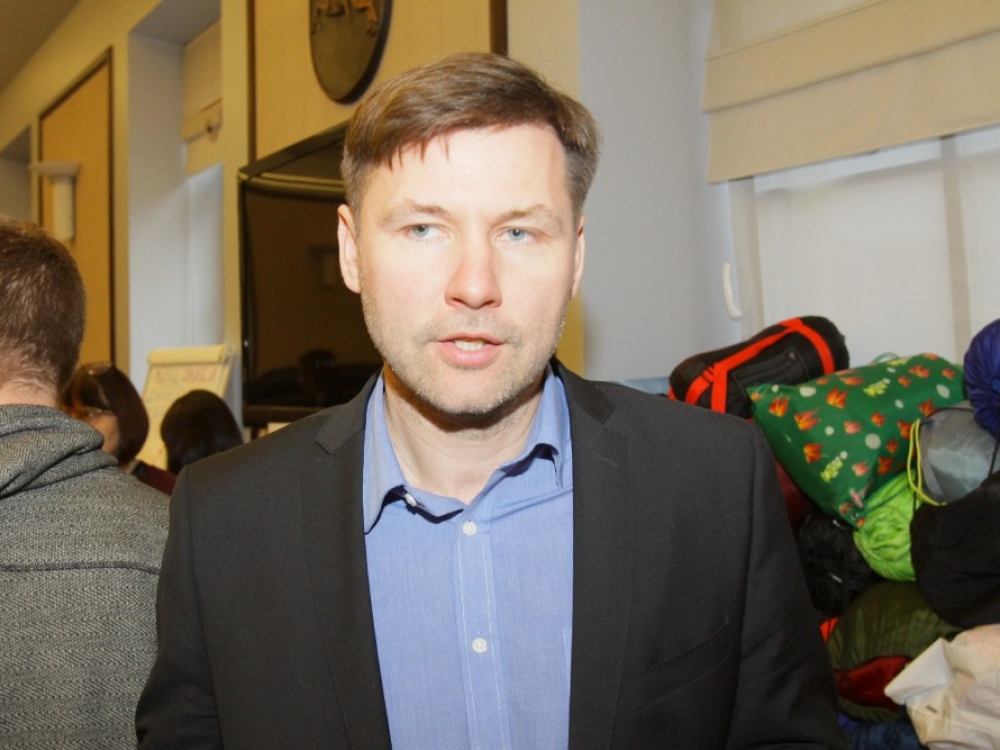 „Dažnai prieš mokytojus naudojamas psichologinis smurtas siekiant įtikinti ar įbauginti, kad nedrįstų netgi klausti, kas jiems apskritai priklauso ir ką turėtų gauti. Nurodoma, kad tu tik dirbk, o mes ir be tavęs viską nuspręsime“, - sako Lietuvos švietimo darbuotojų profesinės sąjungos pirmininkas Andrius Navickas.