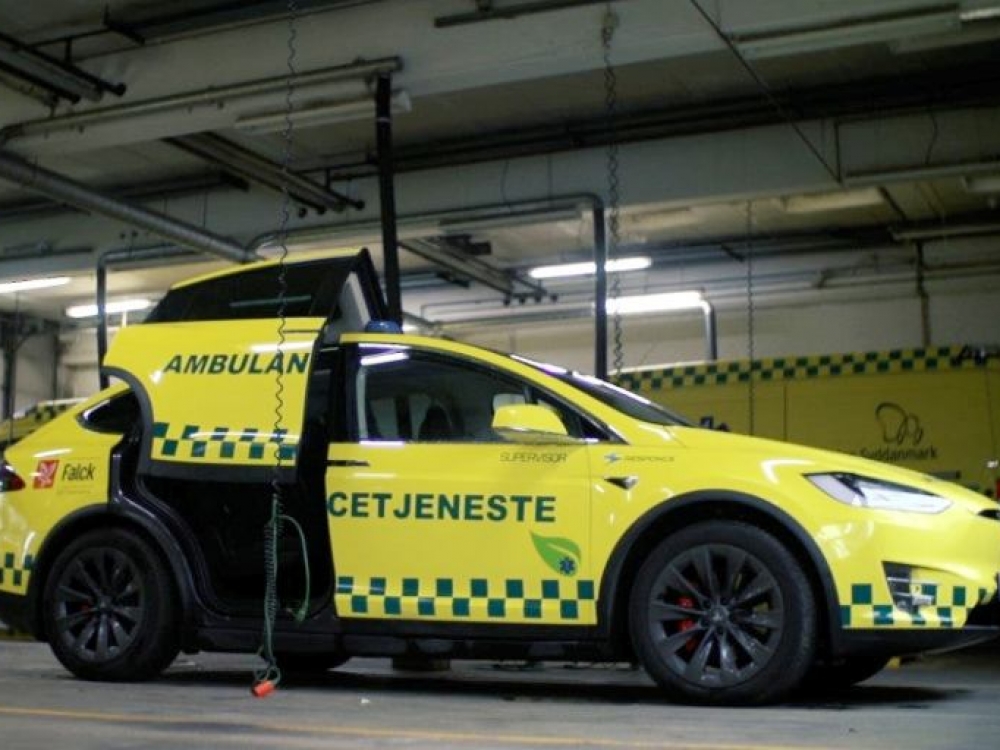 Tokiame greitosios medicinos pagalbos automobilyje gali tekti pasispausti. Į akis krinta, kad dydžiu „Falck“ gaminys menkai kuo skiriasi nuo lengvojo automobilio.