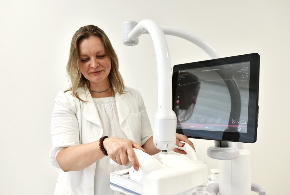 UAB „Affidea Lietuva“ gydytojos radiologės dr. Rūtos Briedienės teigimu, ABUS tyrimas ypač reikalingas ir tikslingas moterims, kurių krūtyse gausus liaukinis audinys. „Didžiausias šio tyrimo privalumas - automatizacija, kurios metu krūties audiniai apžiūrimi standartizuotai, nepraleidžiant atskirų krūties audinio sričių, kas kartais nutinka įprastinio, rankinio ultragarso tyrimo metu“, - sako gydytoja.