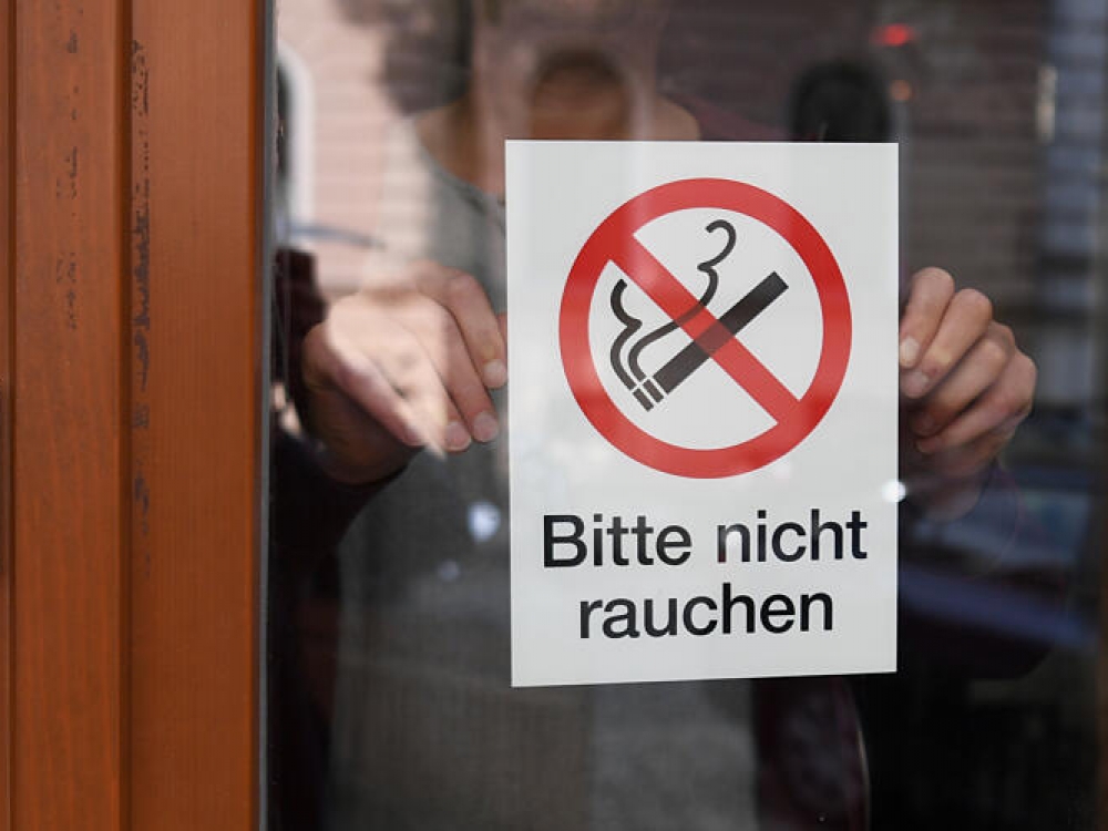 Ketvirtadalis iš 8,8 mln. Austrijos gyventojų yra rūkantys, tad šis įprotis šalyje išplitęs daugiau nei vidutiniškai Europoje (18 procentų). Tačiau raginimai uždrausti rūkyti viešose vietose ilgiau kaip dešimtmetį nesulaukė didesnio palaikymo.