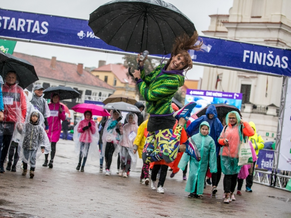 „Bėgimas tinka ne visiems, o ėjimo nauda besąlygiška ir įrodyta begalės mokslinių tyrimų. Ypač siūlyčiau kuo daugiau vaikščioti sergantiesiems diabetu. Tai padeda“, - sako sveikatingumo motyvatorė Vlada Musvydaitė.