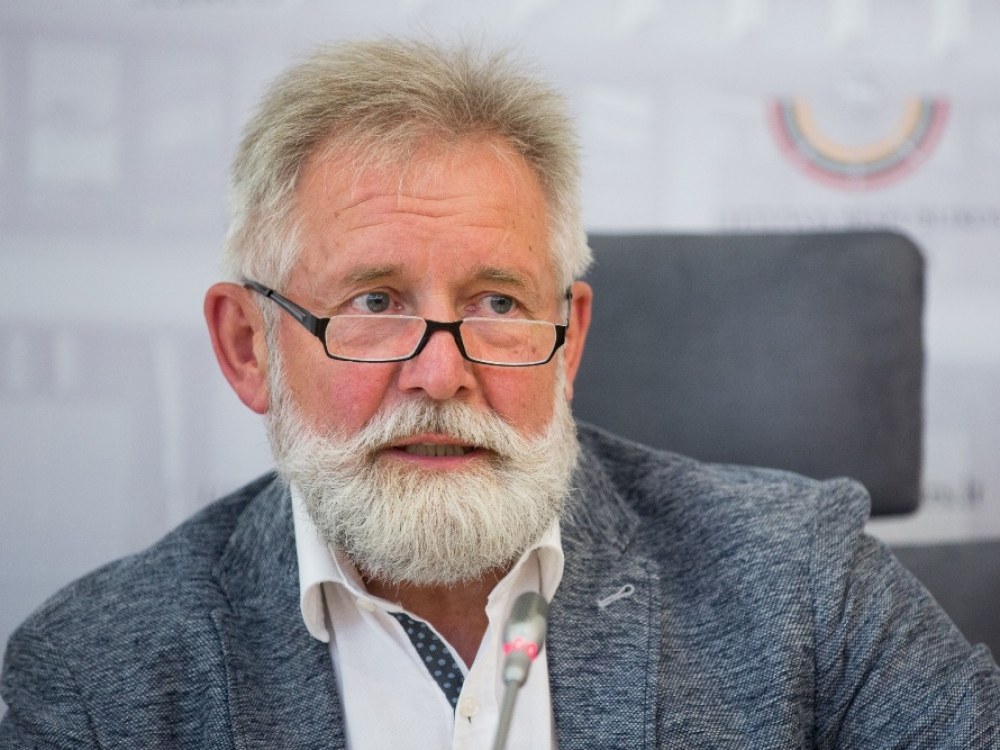 „Nors visa gerkle skalambijama apie galimas Astravo katastrofos pasekmes ir kaip tam pasirengti, Radiacinės saugos centrą vis tiek jungiame į bendrą visuomenės sveikatos krūvą. Tai man atrodo labai keistai“, - sako Seimo narys Algirdas Sysas.