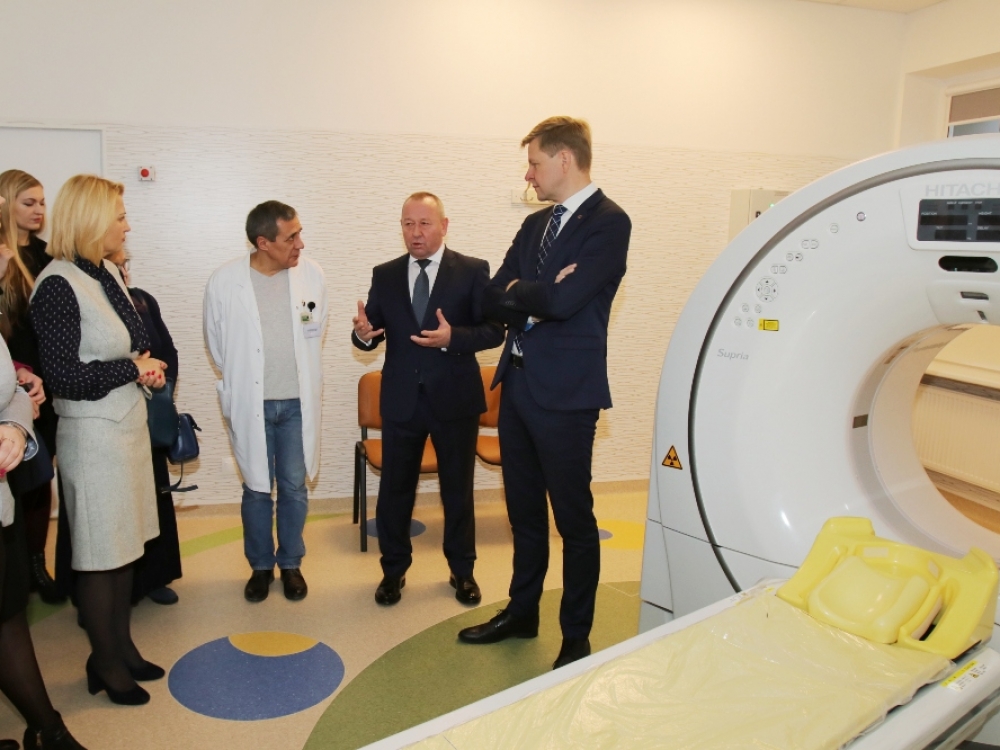 Susirinkusiems svečiams M.Marcinkevičiaus ligoninėje vadovas Rimvydas Turčinskas (antras iš kairės) pristatė naują 128 pjūvių kompiuterinį tomografą.