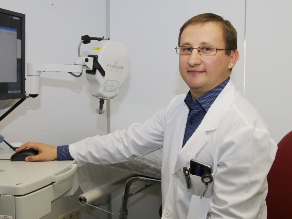 „Visada stengiamės paaiškinti, kodėl spindulinis gydymas reikalingas ir kokia galima jo žala. Siekiame, kad pacientai būtų apie tai informuoti. Dažnai spindulinis gydymas trunka keletą savaičių, todėl su pacientais bendraujame labai glaudžiai“, - teigia onkologas radioterapeutas Juras Kišonas.