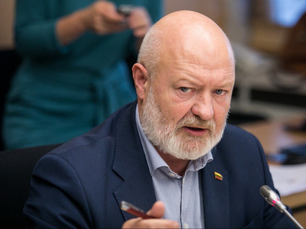 „Dabar totalitaristinė valstiečių žaliųjų ir „socialdarbiečių“ valdžia atiminėja iš Odontologų rūmų valstybės deleguotą funkciją, sakydama, kad valdžia viską geriau padarys už mokesčių mokėtojų pinigus. (...) Jūs nusispjaunate į interesų grupes ir kišatės visur kaip rimta postkomunistinė totalitarinė valdžia“, – pareiškė Seimo narys Eugenijus Gentvilas.