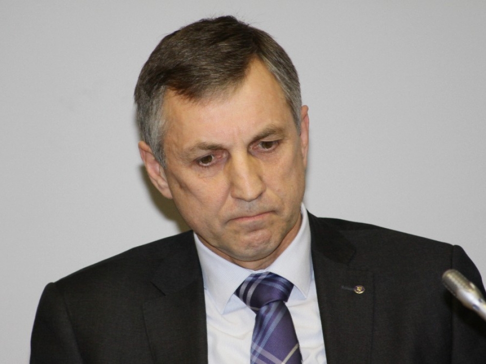 „Pagal galiojančius įstatymus, jei ligoninėje besigydantis pacientas nori, kad jam būtų naudojama kokia nors labai brangi priemonė, jis turėtų mokėti skirtumą tarp šios ir paprastos priemonės kainos, bet tą brangią priemonę turi turėti pati ligoninė, o ne siųsti pacientą kur nors eiti nusipirkti“, – teigia Valstybinės ligonių kasos vadovas Gintaras Kacevičius.
