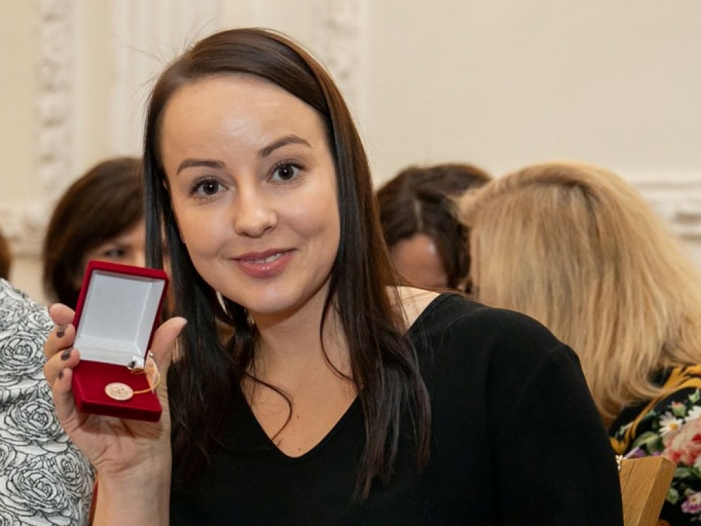 Antrus metus iš eilės geriausių Lietuvos vaistininkų apdovanojimuose „Eurovaistinė“ laimi aukso medalį. Laura Gogienė sako, neturinti jokių paslapčių, kaip tapti auksiniu vaistininku. Pasak jos, svarbiausia būti geram ir nuoširdžiam, o tai, be abejonės, pajus ir aplinkiniai.