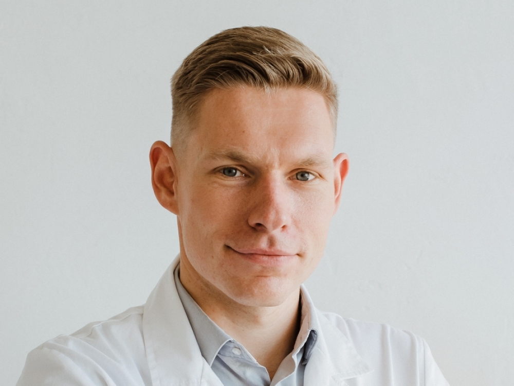 „Į gerąją pusę keičiasi pacientai ir gydytojai. Praeityje nemažai pacientų brukdavo padėkas. Tokia situacija nemaloni abiem pusėms. Šiandien tokių bandymų sutinku ypač retai“, - sako kraujagyslių chirurgas Martynas Laukaitis.