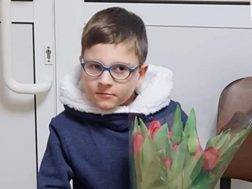 Per anksti gimęs Rojus, švenčiantis jau septintąjį gimtadienį, tilpo į suaugusiojo delną. „Ne aš jį mokau, kaip reikia gyventi, o jis mane. Primena, kaip reikia mylėti artimą, jam padėti, dešimt kartų pakartoti myliu. Tai – stebuklas“, - apie sūnų kalba jo mama Lina.