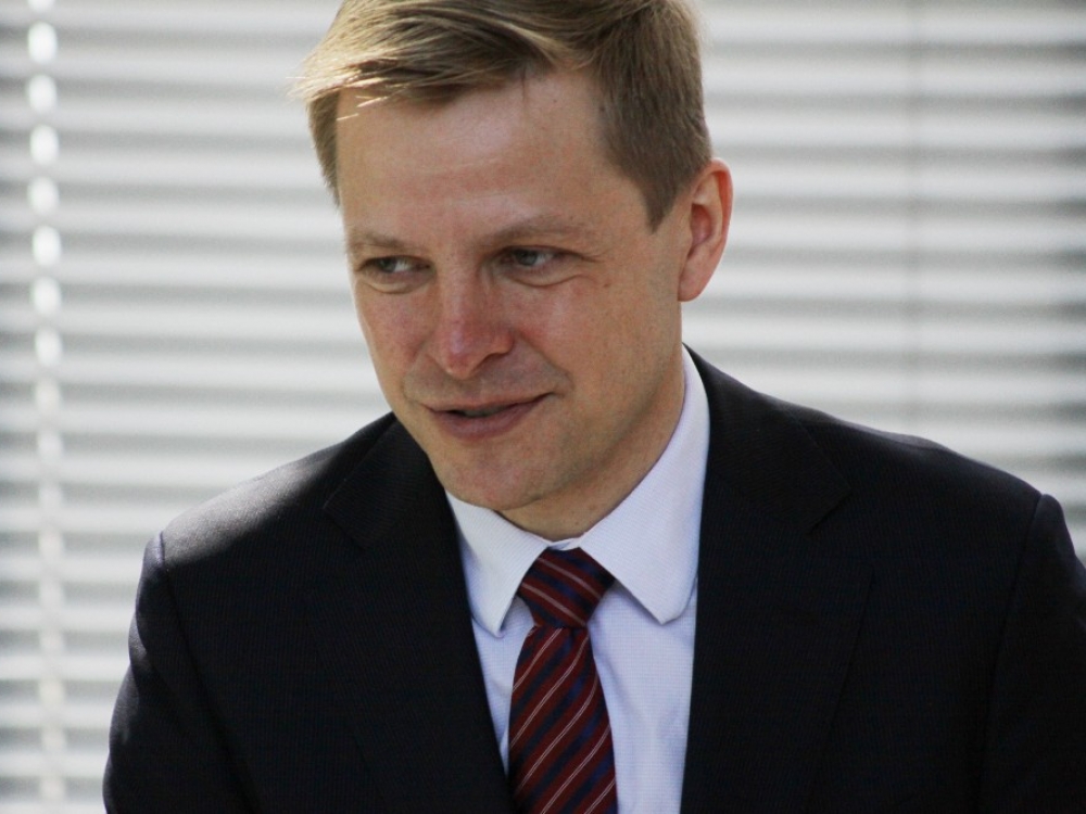 „Susitikimą inicijavau, nes turėjau kelis pasiūlymus, kaip sumažinti biurokratijos, įskaitant ir švietimo sritį, ir kaip padėti vaikų ugdymo įstaigoms užtikrinti vaikų ugdymą. Dabar tuos pasiūlymus išdėstysiu raštu, nes, pasirodo, vietoj susitikimo jis (A.Veryga – BNS) nusprendė įsivelti į kažkokias viešųjų ryšių akcijas, aš jose tikrai nesiruošiu dalyvauti“, – kalbėjo Vilniaus meras Remigijus Šimašius.