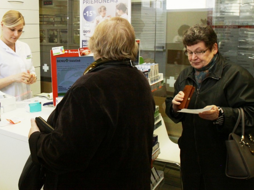 Nors Sveikatos apsaugos ministerija tikina, jog sprendimas dėl kompensuojamųjų vaistų kainų įšaldymo priimtas siekiant užtikrinti mažesnes kainas pacientams, pastarieji tokius sprendimus priima su nerimu. O farmacijos sektorius teigia, jog šis sprendimas - tik akių dūmimas, mat skaudžiausi padariniai guls ant pacientų pečių.