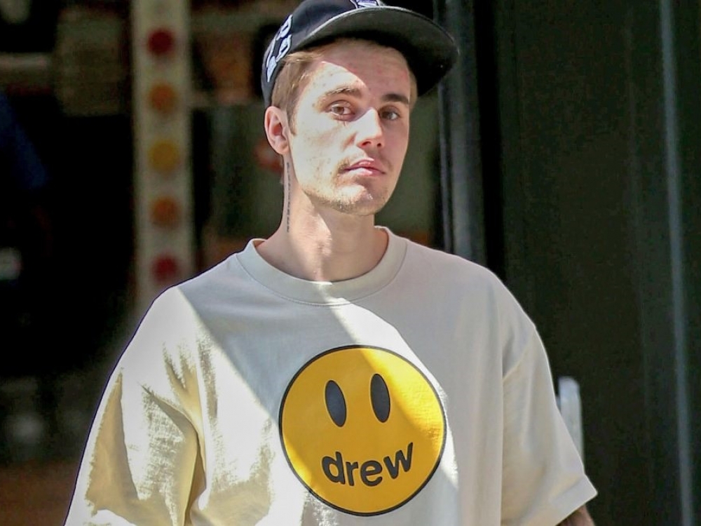 Vasara spaudoje sumirgėjo ligoto Justino Bieberio nuotrauka. Spėliota, ar atlikėjas nepradėjo vėl vartoti narkotikų, tačiau dabar muzikantas paaiškino sirgęs Laimo liga. 