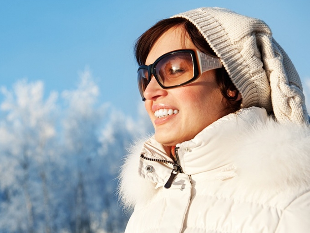Nuo žalingų saulės spindulių apsaugoti akis gali tik kokybiški akiniai nuo saulės. Mat jie apsaugo ne tik nuo UV, bet ir nuo stipraus šalto vėjo, kuris ne mažiau dirgina akis nei saulė.