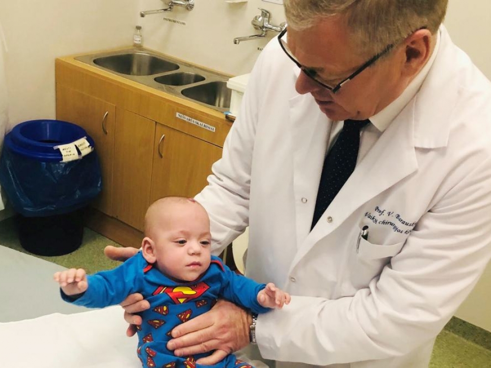 Kauno klinikų Vaikų chirurgijos klinikos vadovas prof. Vidmantas Barauskas ir mažasis Matas