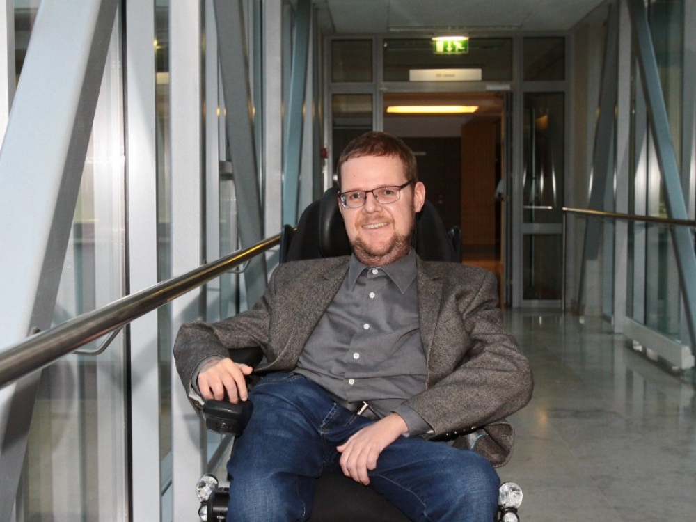 „Dažnai nepatogūs vaikai siuntinėjami iš vienos mokyklos į kitą, kol galiausiai atsiduria specializuotose mokyklose, kurios negali užtikrinti aukštesnių mokslo pasiekimų“, – pristatydamas pataisą sakė jos iniciatorius konservatorių frakcijos atstovas Justas Džiugelis.