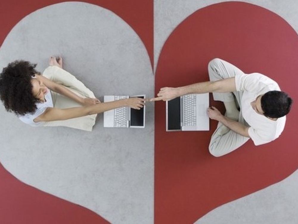 Kad ir ką kalbėtų online pašnekovas, nežinome, ieško jis ilgalaikių santykių ar nori susirasti kelis meilužius iš karto. O gal jis tiesiog bando pasitikrinti, ar vis dar yra patrauklus. O gal...