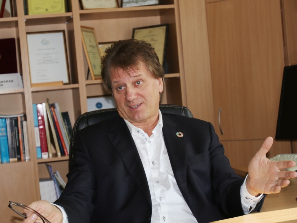 Sveikatos apsaugos ministerija pradėjo tarnybinį tyrimą, teigdama, kad Sauliaus Čaplinsko vadovaujamas Užkrečiamųjų ligų ir AIDS centras galėjo pažeisti taisykles, kai teikė žiniasklaidai informaciją apie gripą.