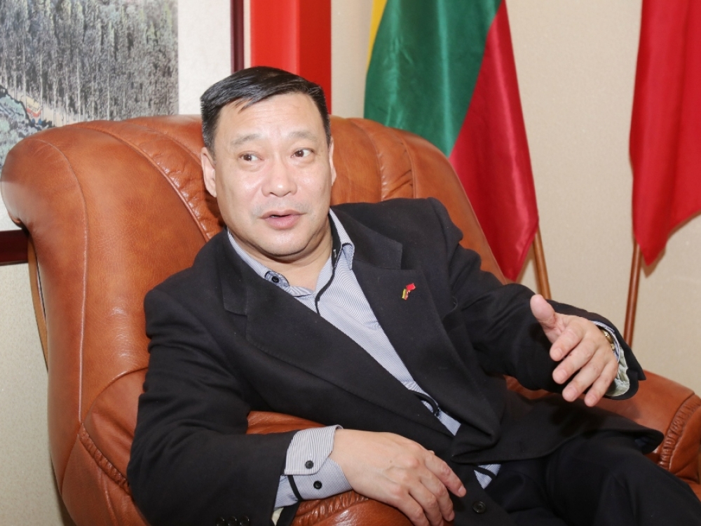 „Nepatikėsite – tvarka pas mus pati griežčiausia. Ambasados kolegų prašiau susilaikyti nuo kelionių į Kiniją. Todėl esame saugūs ir sveiki. Darbas nesustoja. Mūsų misija – kad Lietuva ir toliau liktų zona be viruso. Dabartinė sėkmė įrodo, kad valstybės pasirinktos atsargos priemonės veikia“, - sakė Kinijos ambasadorius Shen Zhifei.