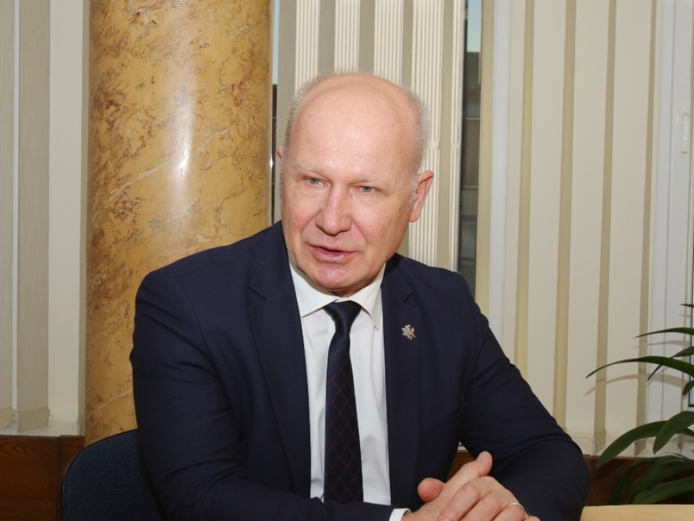 „Viruso atsivežimo grėsmė labai rimta. Europos žemėlapis kasdien pildosi naujais viruso taškeliais. Susirgimų ratas plečiasi ne mūsų naudai, atstumas mažėja“, - sako sveikatos apsaugos viceministras Algirdas Šešelgis.