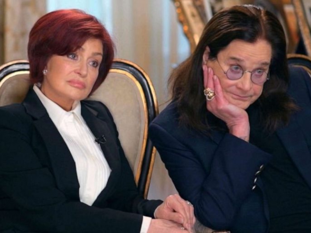 Maištingasis atlikėjas Ozzy Osbourne‘as pripažino jau kuris laikas kovojantis su Parkinsono liga. Naujausio interviu metu dainininkas atrodė nusilpęs. Už jį daugiau kalbėjo žmona Sharon. Ji atskleidė, kad vyrui nustatyta antra ligos stadija. Parkinsono liga jau pažengusi, o simptomai pasireiškia dažnai ir ryškiai.
