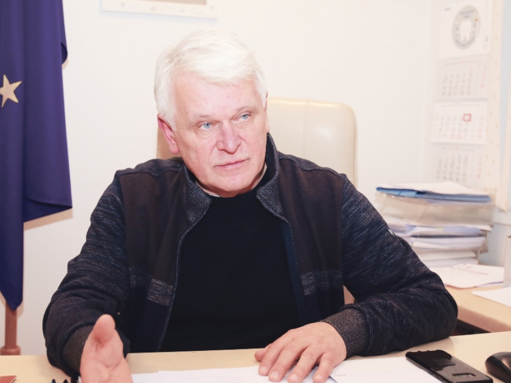 „Labai malonu, kad ir mus pakvietė pabendrauti. Bet... kažkodėl išvarė....“ – stebėjosi Lietuvos odontologų rūmų tarybos pirmininkas Alvydas Šeikus, išprašytas iš Vyriausybėje vykusio parengiamojo Šešėlinės ekonomikos mažinimo koordinavimo komisijos pasitarimo.