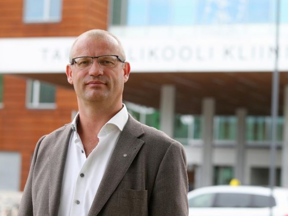 Tartu universitetinės ligoninės klinikų vedėjai skundžiasi, kad direktorius Priit Eelmae reformą vykdo nesitardamas su jais. Terminuotomis sutartimis nepatenkinti profesoriai nori vadovo atsistatydinimo.