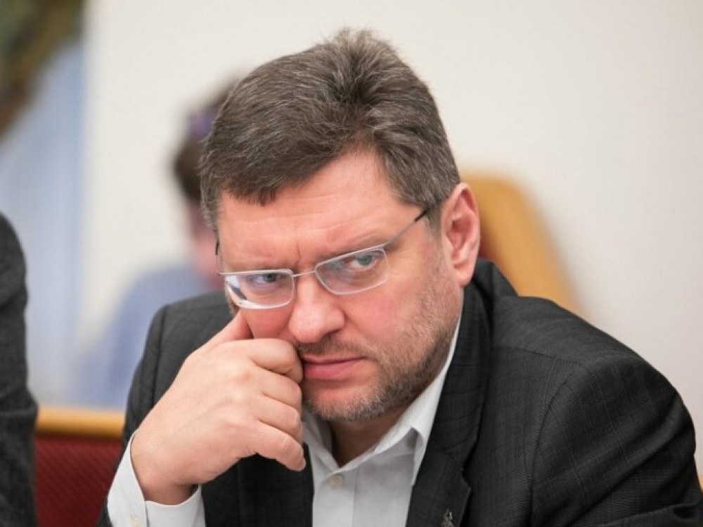 „Puikiai žinome, kad ne vieną kartą yra panaudoti ypač asmens duomenys, susiję su ligomis, prieš žmones, siekiančius karjeros valstybės tarnyboje, spec. struktūrose. Tad ligos paviešinimas gali būti kenksmingas karjerai“, - teigia Seimo Žmogaus teisių komiteto pirmininkas Valerijus Simulik.
