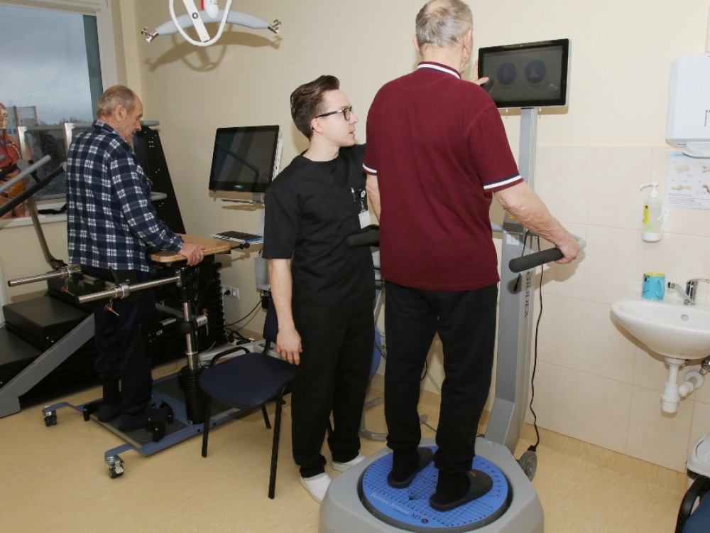 Balansinis padas – treniruoklis skirtas žmonėms su sutrikusia pusiausvyra. Pasak kineziterapeuto Aleksandro Leknicko, įvairių žaidimų forma, net sprendžiant kryžiažodį, galima treniruoti pusiausvyrą ir koordinaciją. 