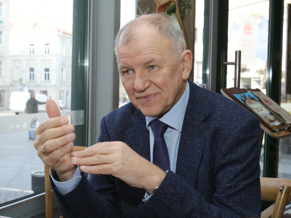 „Vakcina nuo koronaviruso tikrai bus. Ji jau išrasta. Dabar yra klinikinių tyrimų laikas. Taip pat antivirusinis gydymas, kuris irgi yra efektyvus, atrodo, greičiausiai irgi bus pritaikytas. Tad į klausimą, ar mes suvaldysime šį virusą, mano atsakymas aiškus - tikrai taip“, - sako Vytenis Povilas Andriukaitis, nuo šiol eisiantis Pasaulio sveikatos organizacijos specialiojo pasiuntinio Europos regionui pareigas.