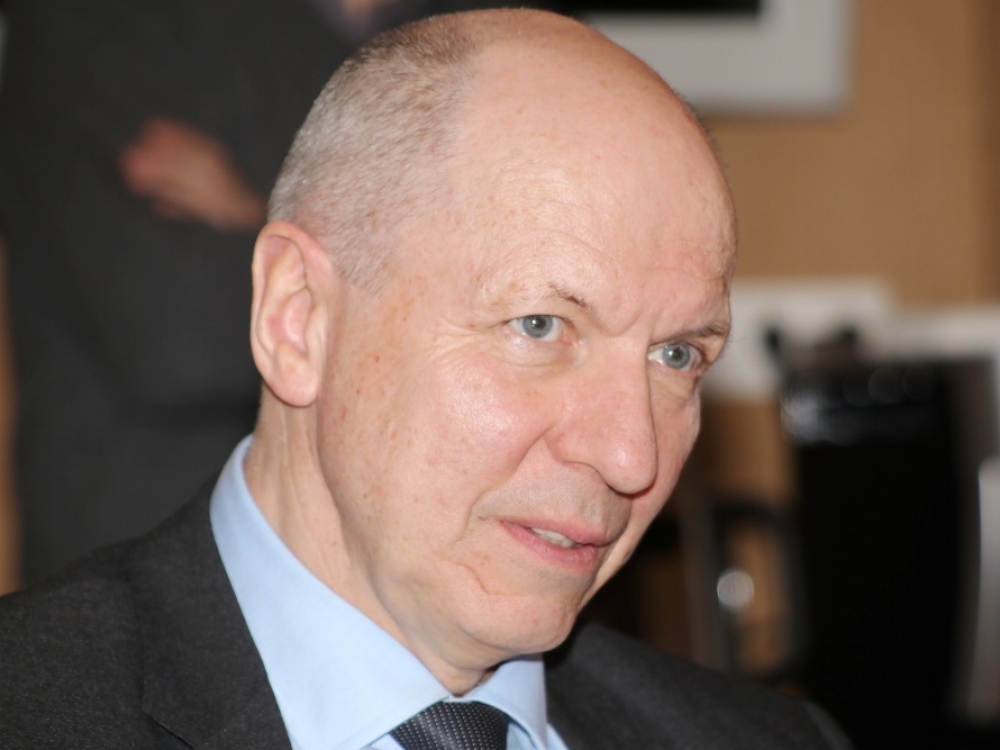 „Kolegų Italijoje patirtis parodė, kaip yra svarbu neperkrauti gydymo įstaigų karantinuojamais ar simptomų neturinčiais pacientais, kuriems nereikia specifinio gydymo. Svarbu neišnaudoti šalies žmogiškųjų bei materialinių resursų prieš laiką ir pataupyti juos vėlesniam metui, kai teks susitelkti dėl turinčių rimtų ar  gyvybei pavojingų simptomų ir reikalaujančių intensyvios terapijos koronavirusu užsikrėtusių pacientų gydymo “, – sako VUL Santaros klinikų generalinis direktorius Feliksas Jankevičius.