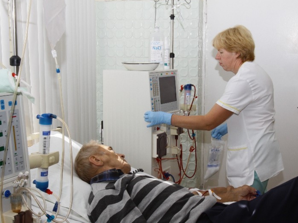 „Pacientai, kuriems dializė buvo atliekama kitur, sako, kad pas mus geriau. Kodėl? Nežinau, gal kad į kiekvieną pacientą žvelgiame su meile ir begaliniu noru padėti“, - sako Pakruojo ligoninės slaugytoja Aušra Milašienė.