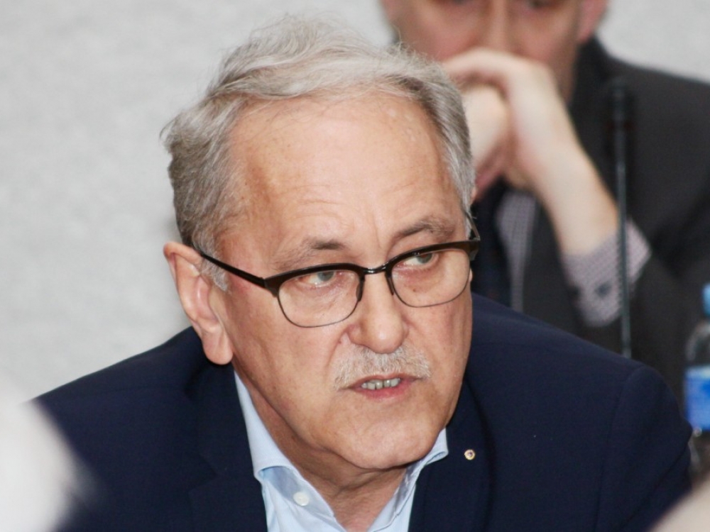 „Neatmetu ir ministerijos nepasiruošimo, nes buvo aiškinta, kad visko užtenka, mes dalinsime priemones iš valstybės rezervo ir galbūt kai kurie vadovai tuo patikėjo, kad bus aprūpinti pakankamu jų kiekiu. O realiai matome, kad kai kurioms įstaigoms jų labai trūksta“, - sakė Lietuvos gydytojų vadovų sąjungos prezidentas bei Centro poliklinikos direktorius Kęstutis Štaras.