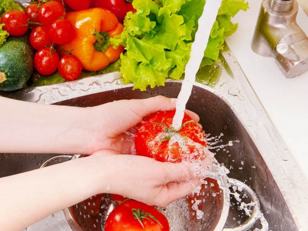 Visus vaisius - obuolius, apelsinus - rekomenduojama dezinfekuoti muilu. Tiesiog išsimuilinkite rankas ir putomis patrinkite produktus. Nesvarbu, su žievele vaisius ar be jo. Dabar svarbiausia užtikrinti, kad virusų neparsineštume iš prekybos centrų namo. 