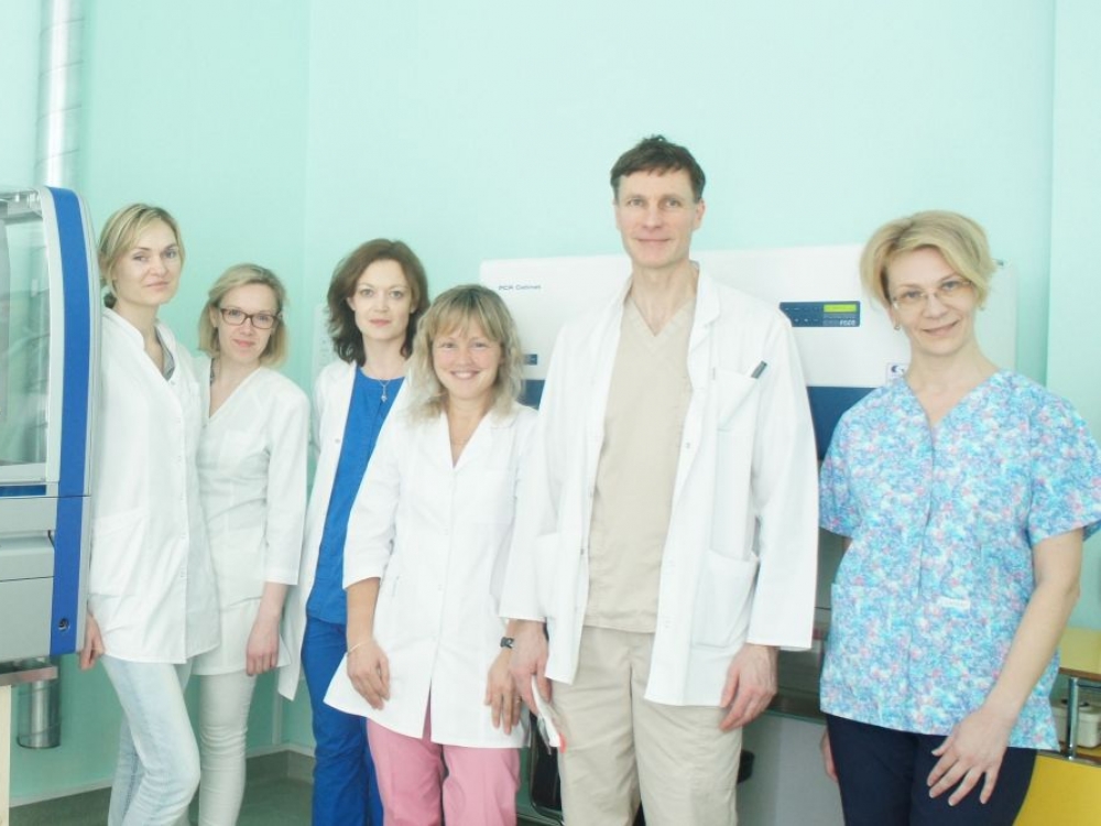Mokytis dirbti naujuoju aparatu susirinko visas pamainomis įprastai dirbantis laboratorijos kolektyvas: (iš kairės) medicinos biologės Sandra Švambarytė, Kristina Bukantė, Jurgita Rimdžiuvienė, Milda Armonienė, laboratorinės diagnostikos skyriaus vedėjas Gintaras Makštutis ir biomedicinos technologė Olga Shagurova.