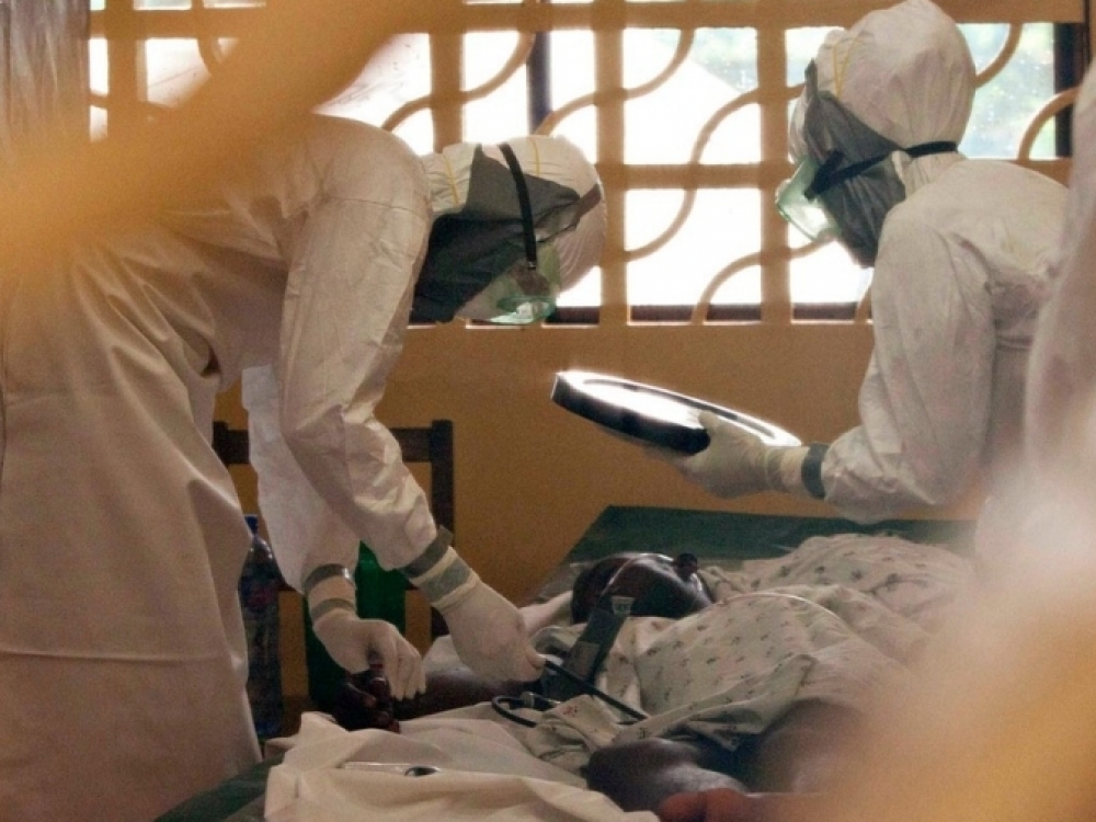 Trijose labiausiai Ebolos „purtomose“ šalyse - Gvinėjoje, Liberijoje ir Siera Leonėje – naujų užsikrėtimo virusu atvejų skaičius didėja daug sparčiau, nei įmanoma įrengti specializuotus centrus infekuotiems žmonėms gydyti.
