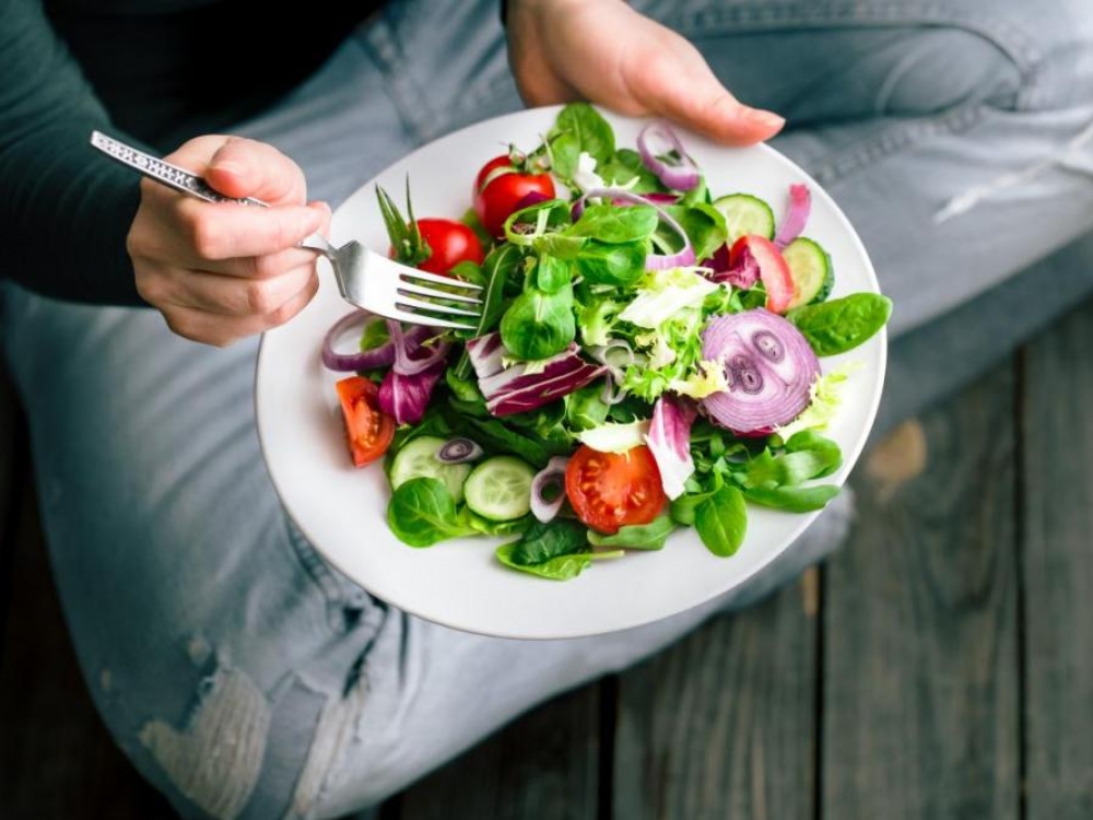 Viešoje erdvėje pasigirsta įvairių patarimų, jog česnakai, krienai, citrina, actas, kitokie maisto produktai ar net alkoholis apsaugo ne tik nuo įvairių sezoninių infekcijų, bet ir nuo COVID-19 infekcijos, dietologai pabrėžia, jog tokiems patarimams nėra jokio mokslinio pagrindo.