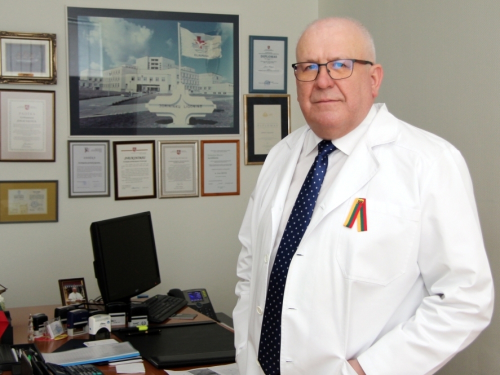 „Infekcijos šaltinis labai neaiškus, lyg jos šeimoje prieš tai kažkas karščiavo. Negaliu nei patvirtinti, nei paneigti, kad užsikrėtimas yra ligoninės viduje. Bet galėjo ir parduotuvėje, ir autobuse užsikrėsti“, – tvirtino J.Sąlyga.