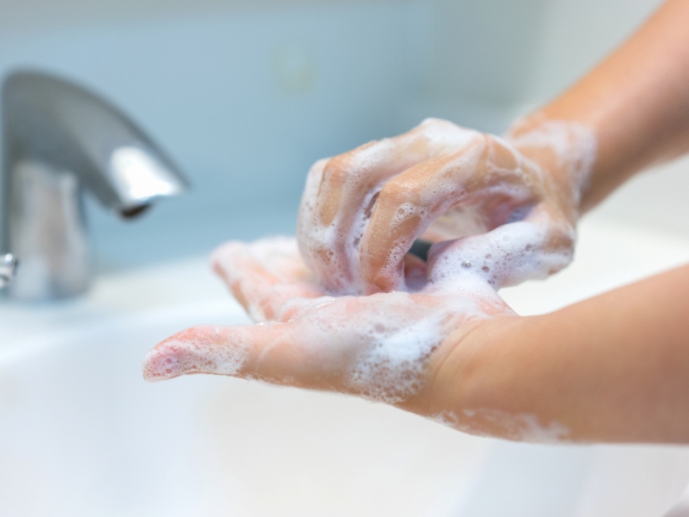 Norėdami apsaugoti rankas nuo sausėjimo, turėtume atkreipti dėmesį ir į vandens, kuriuo plauname rankas, temperatūrą – jis turėtų būti šiltas, tačiau ne deginančiai karštas ar ledinis, nes tai nesuteikia papildomos naudos, rankų oda tiesiog deginama arba šaldoma.