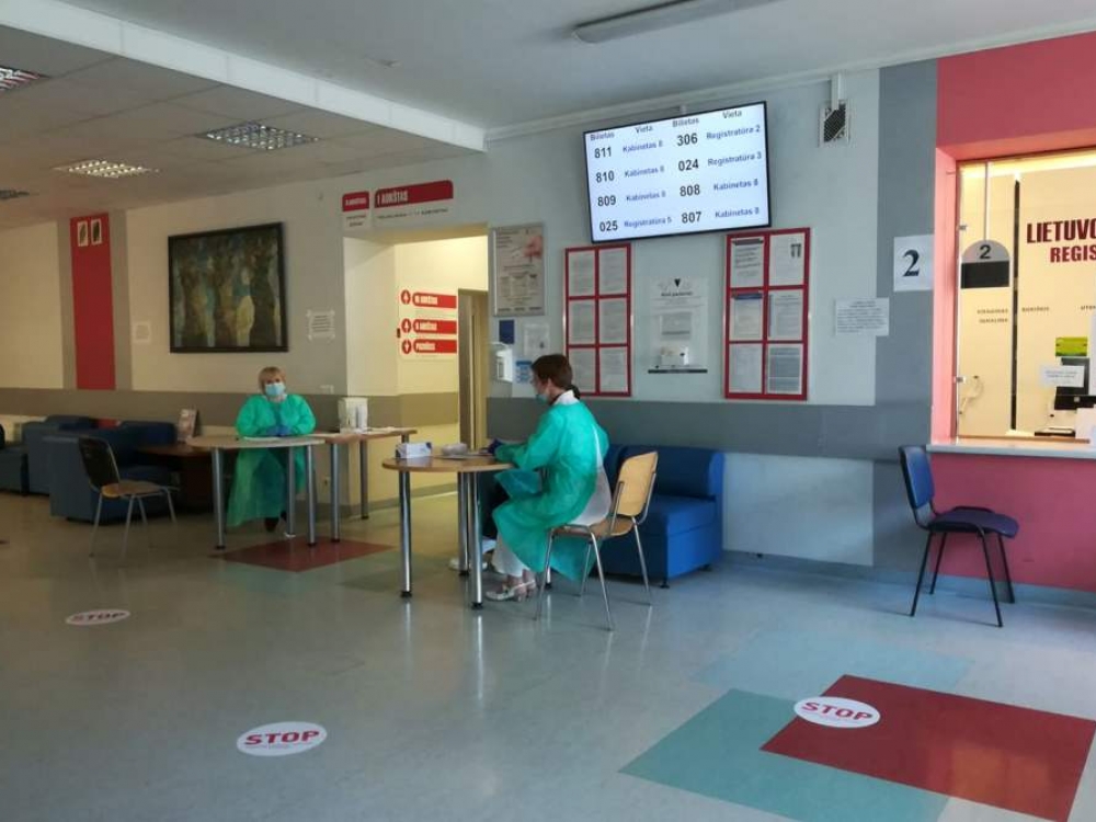 Nacionaliniame vėžio institute lipdukais pažymėtos vietos, kuriose renkasi, būriuojasi ir eilės laukia daugiausiai žmonių.