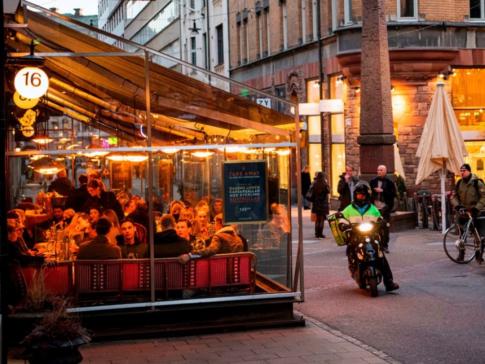 Pasaulinė pandemija uždarė Europos ekonomiką ir milijonus žmonių kontinente įkalino namuose. O Švedijoje mokyklos, sporto klubai ir parduotuvės dirba. Barai, restoranai aptarnauja klientus, traukiniai, autobusai kursuoja įprastu grafiku.
