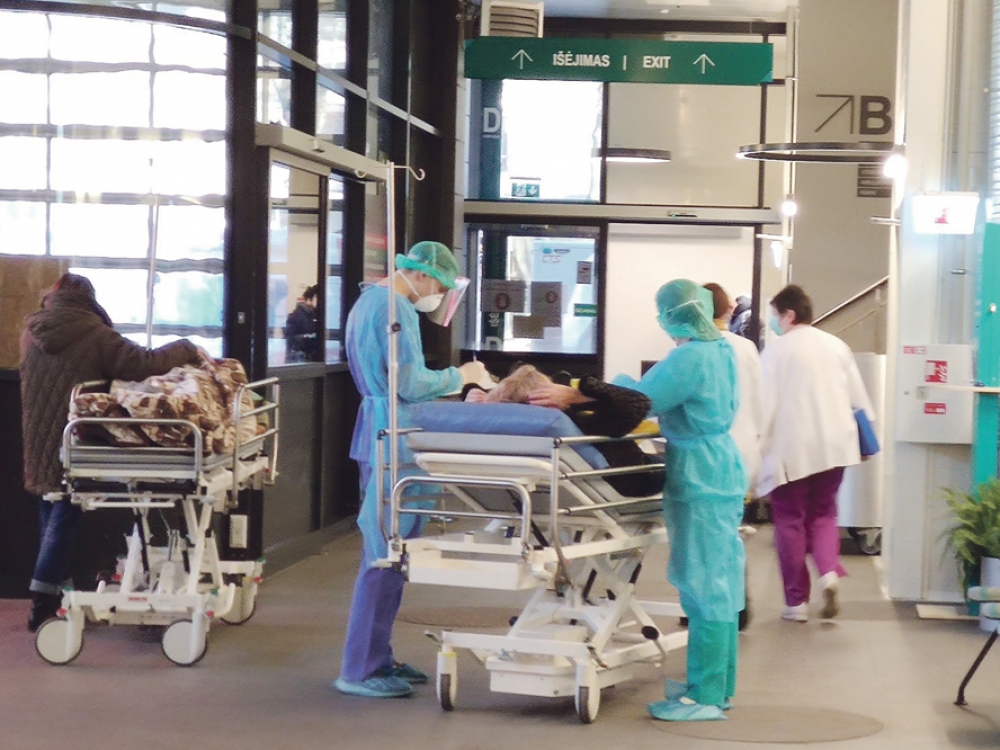 Respublikinės Klaipėdos ligoninės Priėmimo skyriuje pacientų srautas išaugo dvigubai. Kaip sako medikai, žmonių nusiskundimai patys įvairiausi - nuo kvėpavimo takų infekcijų iki pilvo skausmų ar itin sudėtingų politraumų.