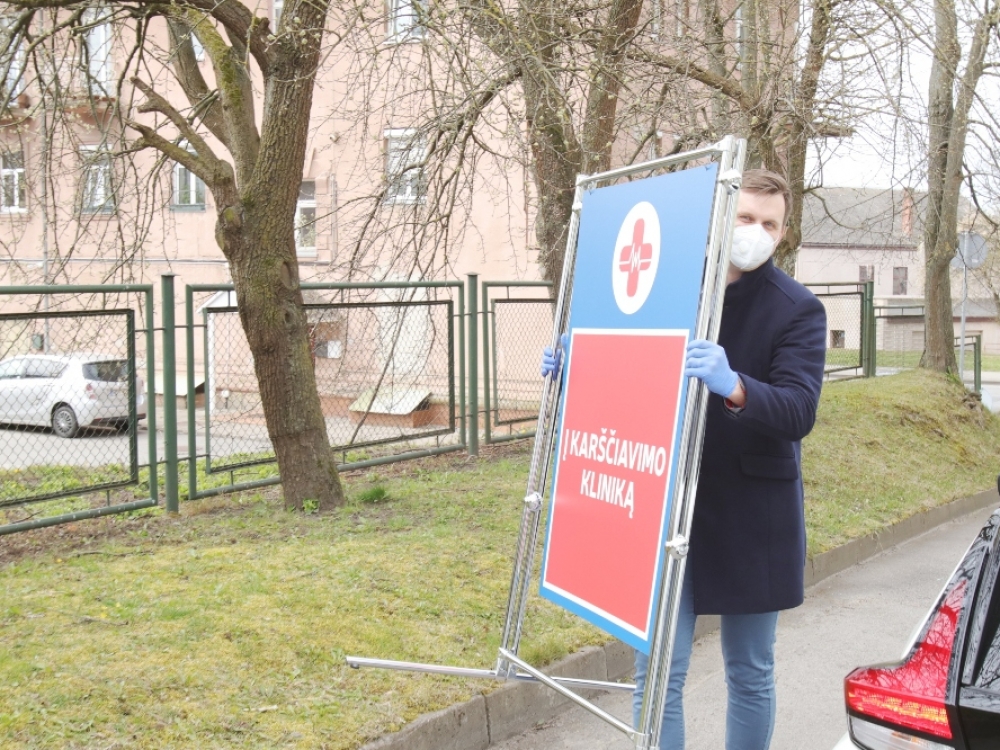 „Su vyr. gydytoju, skyrių vedėjais bei vyr. slaugytoja sutarėme, kad jeigu pritrūkstame kokių nors priemonių ir jų negauname, stabdysime darbą karščiavimo klinikoje. Bet kuriuo atveju susirgęs specialistas, kuris negali padėti kitiems žmonėms, sistemai tuo metu nėra naudingas“, - sako vyr. gydytojo pavaduotojas medicinai Gediminas Dragūnas, kuris paskirtas ir karščiavimo klinikos koordinatoriumi.