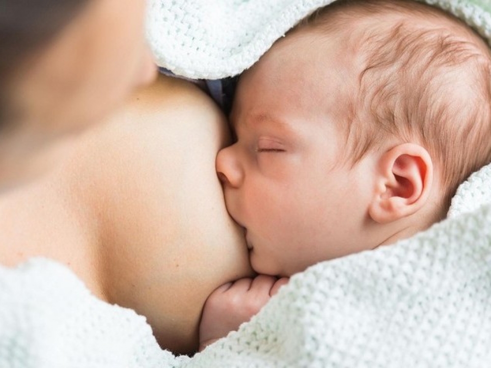Kad ir kokią patirtį moteris turėjo iš praėjusių nėštumų, su kiekvienu kūdikėliu išmokti žindyti ir atrasti tinkamiausią jiedviem būdą tai daryti tenka mokytis iš naujo. Mat kiekvienas vaikas diktuoja savas taisykles, prie kurių mamai tenka prisiderinti.