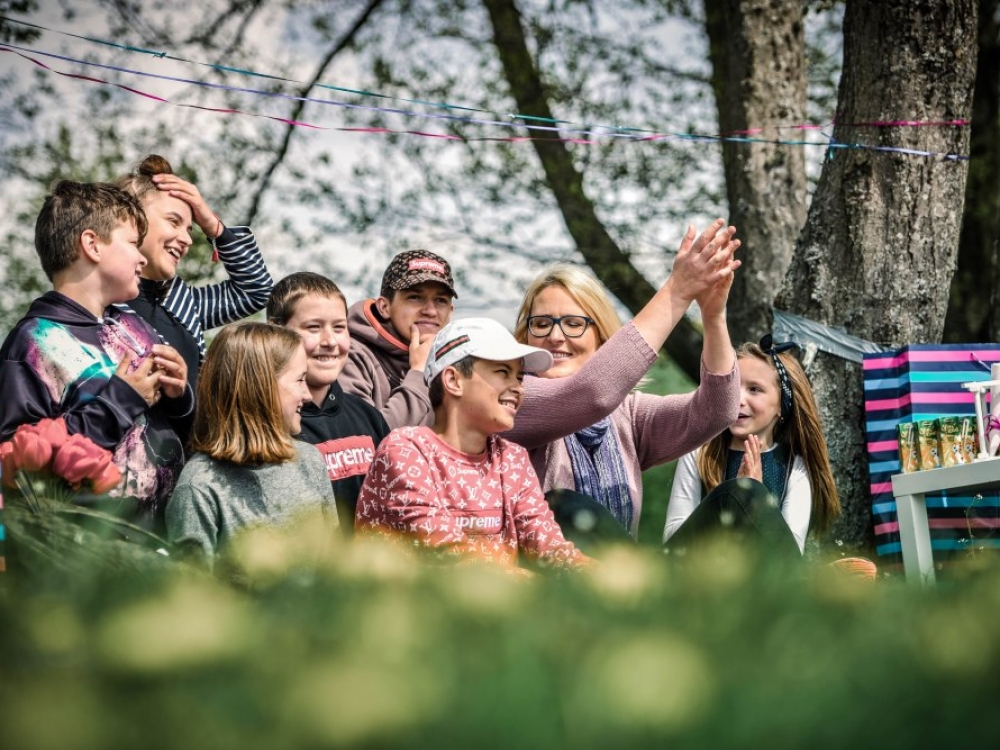 „Manęs visada kuriam nors reikia - padėti, paguosti, persiųsti pinigų, išspręsti ką nors, patarti - todėl telefoną visada turiu rankose“, - sako Eglė Vaitkevičienė. Nuotr. R.Vaitkevičiaus.