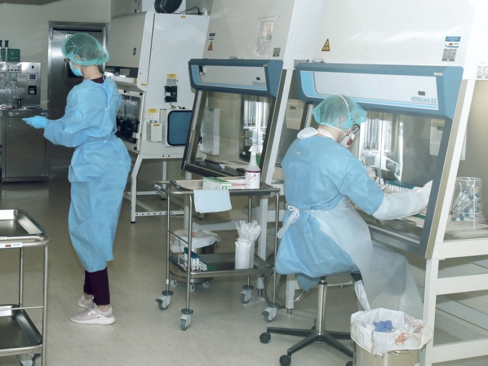 Turėjome išskirtinę galimybę užmesti akį (tiesa, per stiklą) į pagrindinę laboratoriją, kur yra ištiriami ėminiai dėl COVID-19 infekcijos.