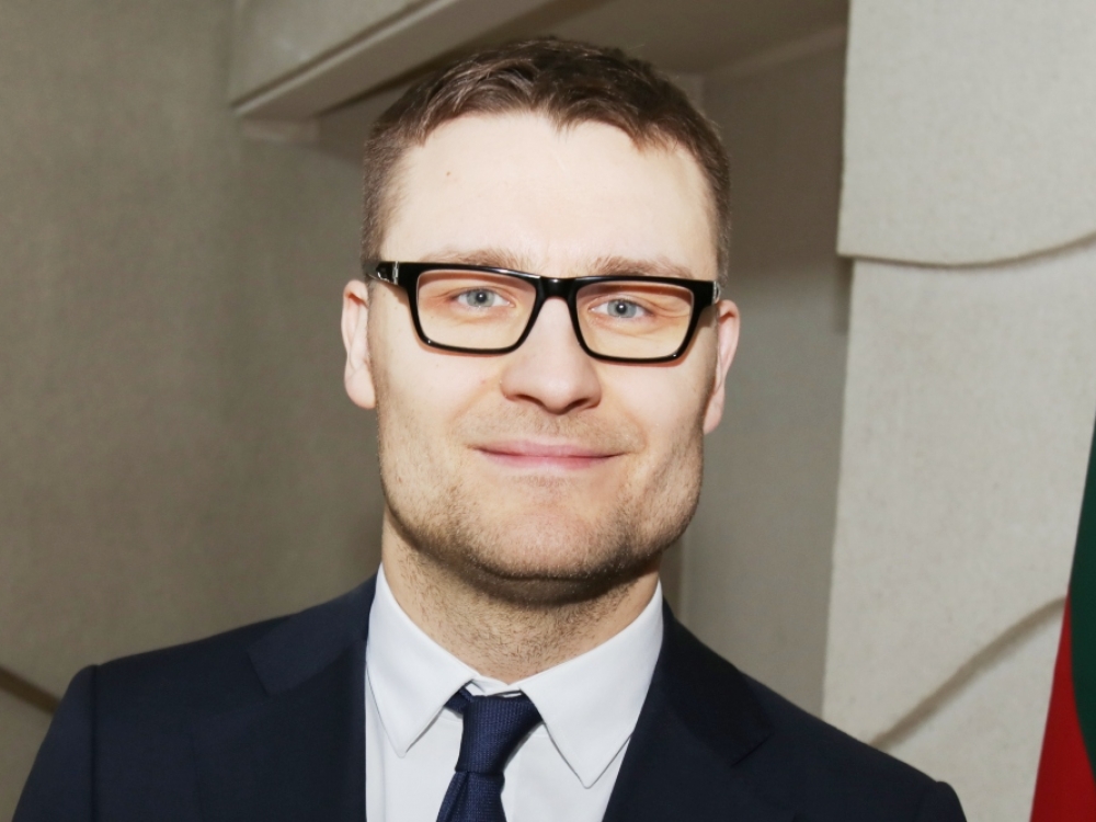 „Dabar žaisti politinius žaidimus, kaltinti atskirus darbuotojus, kad būtent jie prisišaukė koronaviruso protrūkį, yra neprofesionalu ir neetiška“, - sako Marijampolės PSPC direktoriaus pavaduotojas Paulius Gradeckas.