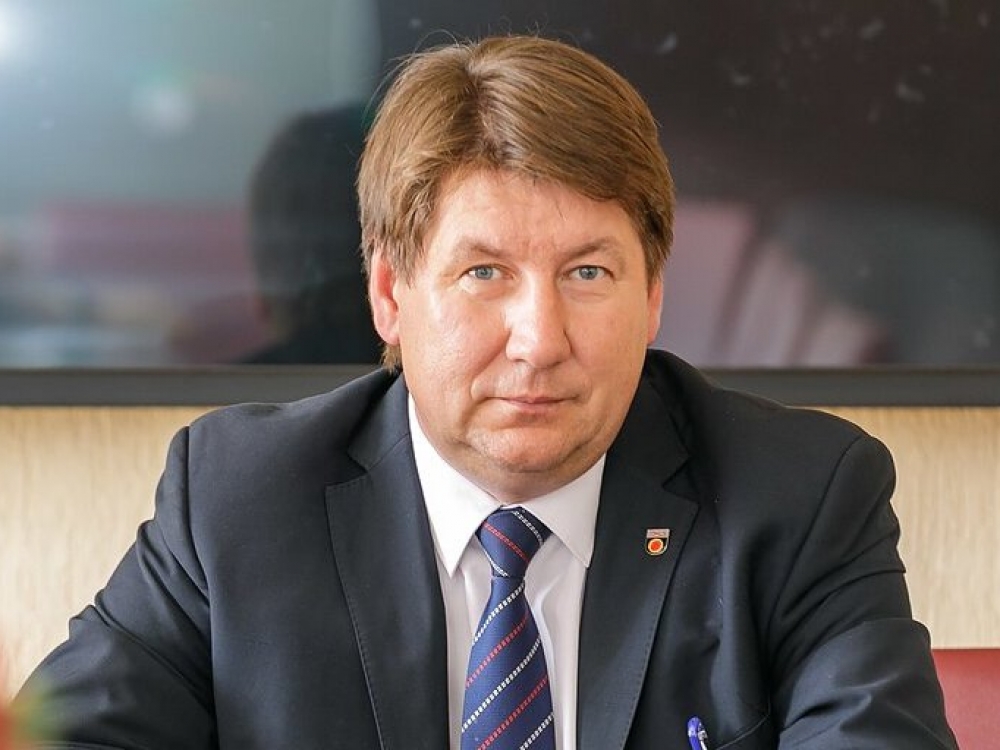 „Žmonės iškrenta iš darbo rinkos, o kai kurie gal ir pripranta, kai pamato, jog nedarbo pašalpa netgi didesnė už atlyginimą. Taigi, karantinas gali turėti įvairių pasekmių“, - Akmenės rajono savivaldybės meras Vitalijus Mitrofanovas.
