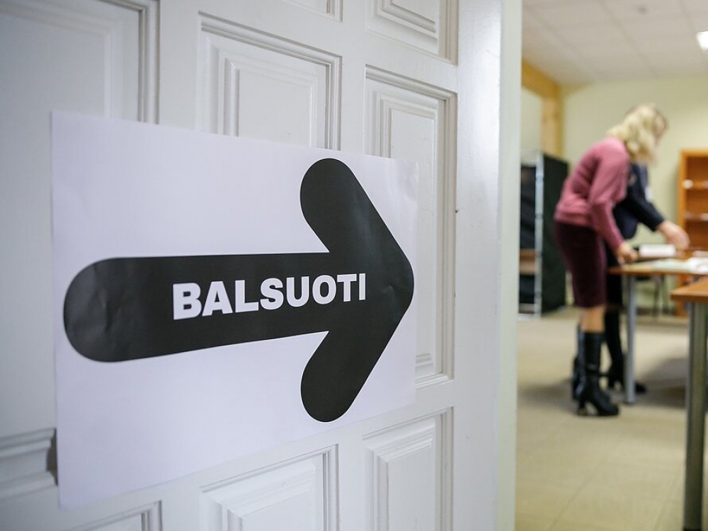 Spalio mėnesį vyksiančių Seimo rinkimų metu svarstoma ilginti balsavimo laiką namuose ir rinkimų dieną, o rinkimų komisijas aprūpinti apsaugos priemonėmis, jeigu koronaviruso plitimo grėsmė išliktų panaši kaip dabar. Parlamento rinkimai Lietuvoje vyks spalio 11-ąją.